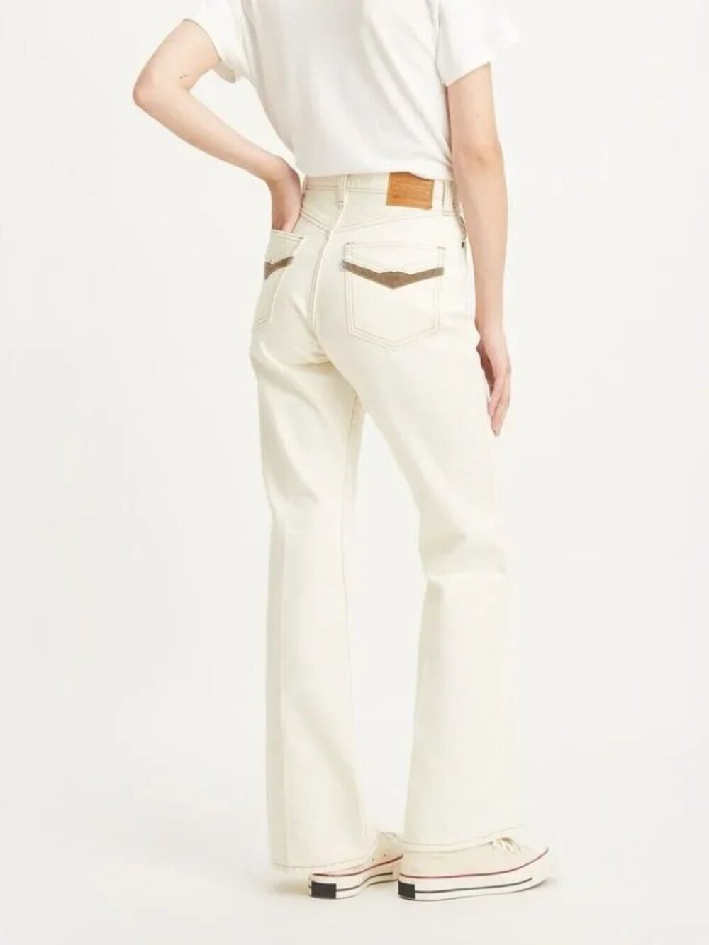 NWOT LEVI'S Movin' on 70s Flare Sunny Cream Jeans with Contrast Stitching 25